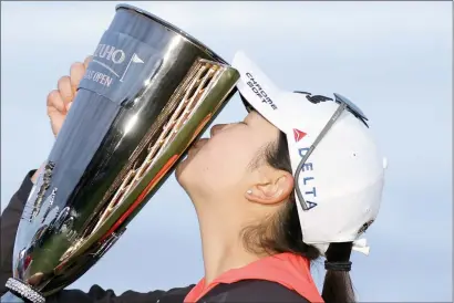  ?? The Canadian Press ?? Rose Zhang kisses the trophy after winning the Mizuho Americas Open golf tournament, Sunday, in Jersey City, N.J.