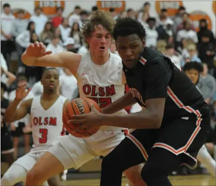  ?? KEN SWART — FOR MEDIANEWS GROUP ?? Birmingham Brother Rice used an 18-foot jumper from the top of the key at the buzzer to defeat Orchard Lake St. Mary’s in Catholic League action on Friday.