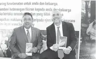  ??  ?? PRODUK BARU: Toubassy (kanan) begambar enggau Datuk Ab Latiff Abu Bakar (kanan) sapit chairman MTA.