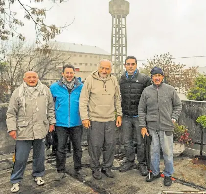  ??  ?? Con vista a la cárcel. Hace dos años, algunos de los vecinos que ayer celebraron el anuncio de la mudanza. DEMOLERÁN LOS EDIFICIOS