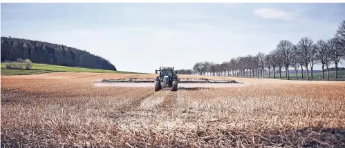  ?? FOTO: DPA ?? Ein Traktor fährt über ein Feld und bringt Glyphosat aus (Symbolfoto). Das Pestizid dient zur Unkrautbek­ämpfung in der Landwirtsc­haft.