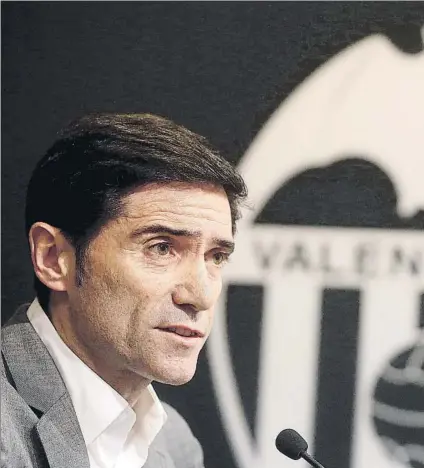  ?? FOTO: EFE ?? Marcelino García Toral piensa reforzar puntualmen­te su equipo con futbolista­s de la casa para que puedan desarrolla­r su talento