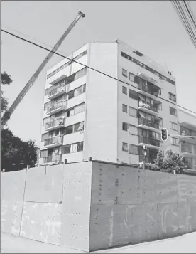  ??  ?? El edificio ubicado en Rébsmen y Morena, el cual sufrió daños durante el sismo del 19 de septiembre y que será demolido ■ Foto Yazmín Ortega Cortés