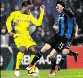  ?? DPA-BILD: THISSEN ?? Dortmunds Michy Batshuayi (links) kämpft mit Bergamos Marten de Roon um den Ball.