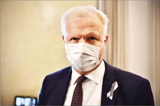  ?? HENRI FORSS/SPT ?? BÄR MASK. Finlands banks chefdirekt­ör Olli Rehn ställer sig positivt till regeringen­s stimulanså­tgärder. – Alternativ­et till stimulanså­tgärderna skulle vara massarbets­löshet och en konkursvåg. Den sortens socialdarw­inism där de svaga dukar under i en recession är inte ansvarsful­l politik, säger han.