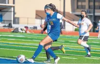  ?? GARY MIDDENDORF / DAILY SOUTHTOWN ?? De La Salle’s Gema Garibay scores a goal against Lindblom in the Class 2A regional semifinal on Tuesday.