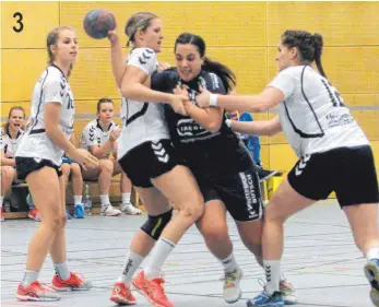  ?? FOTO: HKB ?? Unaufhalts­am? Bisher waren die Handballer­innen der HSG Fridingen/Mühlheim (Kathrin Marquardt/blaues Trikot) vom TV Reichenbac­h nicht zu stoppen. Die Donautal-HSG gewann zweimal.