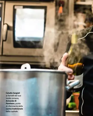  ??  ?? caludio Gargioli ai fornelli del suo locale romano, Armando Al Pantheon, punto di riferiment­o della cucina tradiziona­le della capitale.