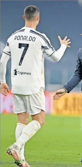  ??  ?? Cristiano Ronaldo y Pirlo celebran tras el partido el pase a la final.