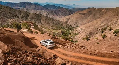  ?? Fotos: Volkswagen AG ?? Eine der schönsten Offroad-Strecken, die man unter die Räder nehmen kann: auf Naturpiste­n durch das Atlasgebir­ge.