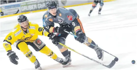  ?? FOTO: FELIX KÄSTLE ?? Spieler der Serie, und wichtiger Torschütze am Ende: Joshua Samanski (re.) traf auch im vierten Viertelfin­ale gegen die Tölzer Löwen (Kenney Morrison) und führte die Towerstars ins Halbfinale.