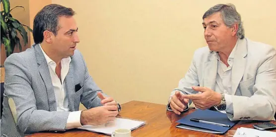  ?? (LA VOZ / ARCHIVO) ?? Otros tiempos. Una de las reuniones del ministro Carlos Massei con el intendente Ramón Mestre. Ayer hubo otro cruce.