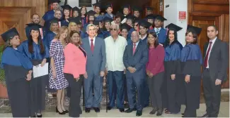  ?? FI.E ?? El superinten­dente Euclides Gutiérrez Félix junto a los graduandos.