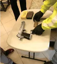  ??  ?? CAUSA. La causa por la que se abrió un caso a Bucaram ayer, fue por portar esta arma.