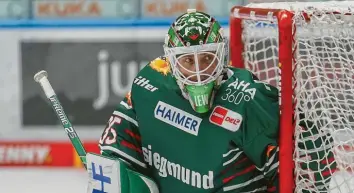  ?? Foto: Siegfried Kerpf ?? Panther‰Keeper Markus Keller hatte gegen die Adler Mannheim viel zu tun.