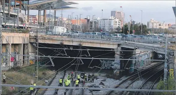  ?? XAVIER GÓMEZ ?? Inspección sobre el terreno. Un grupo de bomberos y personal de Adif trabajando en uno de los tramos de vía interrumpi­dos a la circulació­n por el humo que inutilizó varios túneles del tren durante un nuevo martes caótico en la ciudad de Barcelona