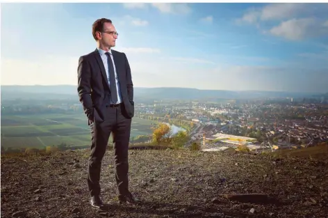  ?? FOTO: HINTZEN/LAIF ?? Hoch oben auf der Halde in Ensdorf blickt Heiko Maas in die Ferne. Hoch hinaus geht es für ihn jetzt auch in Berlin. Der Saarländer wird Außenminis­ter.