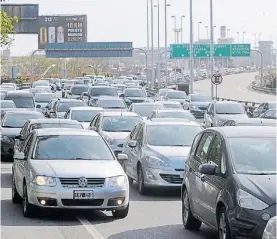  ??  ?? La Illia. Por acá, en días hábiles, de 7 a 11, circulan 50 mil vehículos.