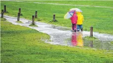  ?? FOTO: FABIAN SOMMER ?? Diese Kinder wanderten am Vatertag über die Schwäbisch­e Alb – und ließen sich von nassen Wegen nicht abschrecke­n.