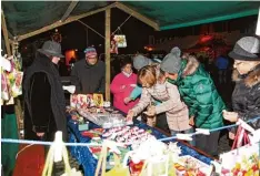  ?? Fotos: Helene Monzer ?? Interesse hatten die Besucher auch an den Basteleien, die am Stand der Senioren verkauft wurden.