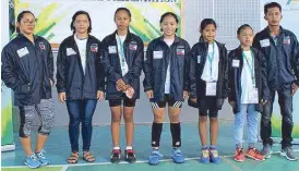  ??  ?? Rio Olympics medalist Hidilyn Diaz (left) poses with the inaugural batch of the Alsons Power-Hidilyn Diaz Scholarshi­p Program beneficiar­ies during their official presentati­on in Zamboanga City. Jane Hipolito (second from left) and Rosegie Ramos (fourth...