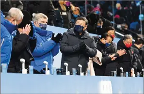  ?? (AP/Pool/Anthony Wallace) ?? Chinese President Xi Jinping (center) and Internatio­nal Olympic Committee President Thomas Bach applaud during the opening ceremony.