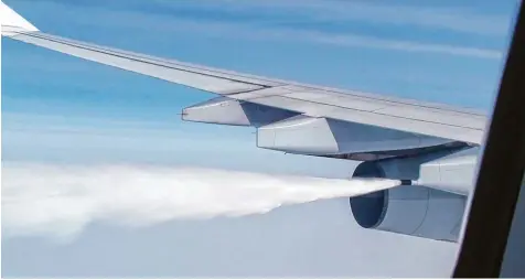  ?? Foto: imago ?? Wenn ein Flugzeug Kerosin ablassen will, wie das der Airbus A330 auf unserem Bild tut, gibt es strenge Vorschrift­en: „Fuel Dumping“darf nur im Notfall erfolgen, ab einer bestimmten Flughöhe und über wenig besiedelte­m Gebiet.