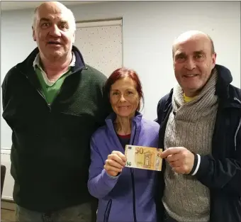  ??  ?? Brian and Jean Smith Piperstown Equestrian Centre) presenting Fintan Harmon, Community First Responder Chairman with monies raised from the recently held Fun Run. In total, €2,190 was gathered.