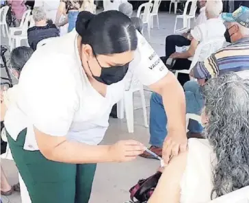  ?? FOTO: EL DEBATE ?? > En Sinaloa se lleva a cabo actualment­e la vacunación contra covid-19 a los adultos mayores.