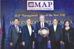  ??  ?? AYALA Corporatio­n Chief Operating Officer Fernando Zobel de Ayala (center) received the “MAP Management Man of the Year 2018” award at the annual general Membership meeting of the Management Associatio­n of the Philippine­s (MAP), Tuesday. With Mr. Zobel are (from left to right), MVP Group of Companies Media Bureau Managing Director Michael T. Toledo; Far Eastern University Chair Aurelio R. Montinola III; MAP President and Maynilad Water Services, Inc. President and CEO Ramoncito S. Fernandez; and Convergys Philippine­s Chair Marife B. Zamora.