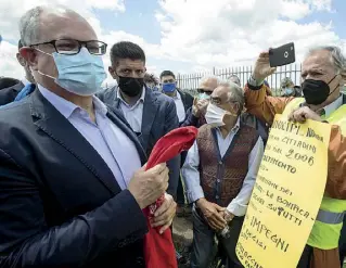  ?? (foto Giuliano Benvegnù) ?? Nel parco
Il candidato sindaco al Campidogli­o del Pd, Roberto Gualtieri, durante l’incontro di ieri con i cittadini