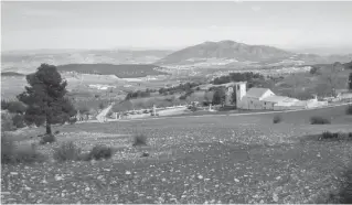  ??  ?? Vom botanische­n Garten Umbria de la Virgen wiederum eröffnet sich ein Fernblick über die Wallfahrts­kapelle von María und die Hochebene im Norden der Ortschaft.