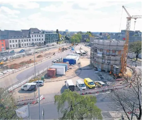  ?? FOTOS: ROLAND KEUSCH ?? So ist der Stand der Dinge beim Umbau des Friedrich-Ebert-Platzes ein Jahr nach dem Spatenstic­h.
Das sind die nächsten Schritte beim Betriebsge­bäude