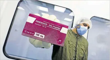  ??  ?? PACIENTES. El tratamient­o más habitual con Remdesivir requiere seis dosis, a 390 dólares cada una en el sector público de EE.UU.