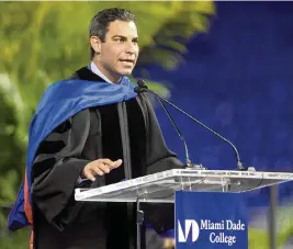  ?? MATIAS J. OCNER mocner@miamiheral­d.com ?? Miami Mayor Francis Suarez speaks during the MDC graduation ceremony Saturday at loanDepot Park.