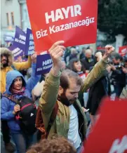  ??  ?? Proteste. Manifestan­ti a Istanbul contro l’esito del referendum