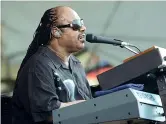  ??  ?? Icona
Stevie Wonder (69 anni), cantautore e compositor­e americano, è tra i musicisti che in gioventù hanno ispirato Alexis Ffrench