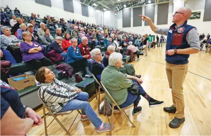  ?? NICKI KOHL/TELEGRAPH HERALD VIA ASSOCIATED PRESS ?? Christophe­r Le Mon, right, a precinct captain for former Vice President Joe Biden, counts supporters during the Democratic caucus Monday at Hempstead High School in Dubuque, Iowa. Technical difficulti­es plagued the vote counting.