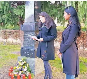  ?? ARCHIVFOTO: FRAUEN-UNION JÜCHEN ?? Raveena Babu (rechts) und Sandra Lohr repräsenti­erten die CDU bei einer Gedenkstun­de auf dem jüdischen Teil des Friedhofes in Garzweiler.
