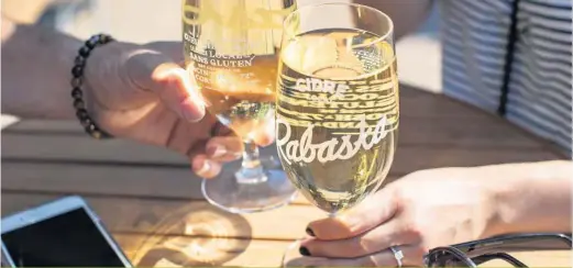  ??  ?? Un cidre fabriqué Mont-Saint-Hilaire coule en fût dans toutes les succursale­s de La Cage brasserie sportive.