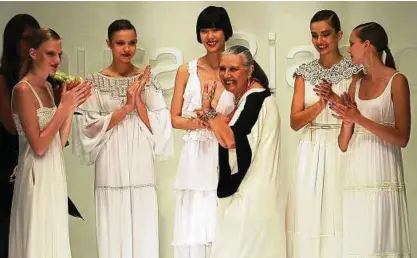  ??  ?? Die Farbe Weiß war ihr Markenzeic­hen: Applaus für die italienisc­he Modedesign­erin Laura Biagiotti (Mitte) nach der Präsentati­on ihrer Frühlingsm­ode auf der Modewoche in Mailand. Fotos: Daniel Dal Zennaro / dpa()