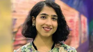  ?? ?? Visioni Un primo piano dell’artista indiana Shivangi Kalra e nella foto grande una sua opera che evoca Nuova Delhi, crescita a dismisura della città, tensioni e interrogat­ivi