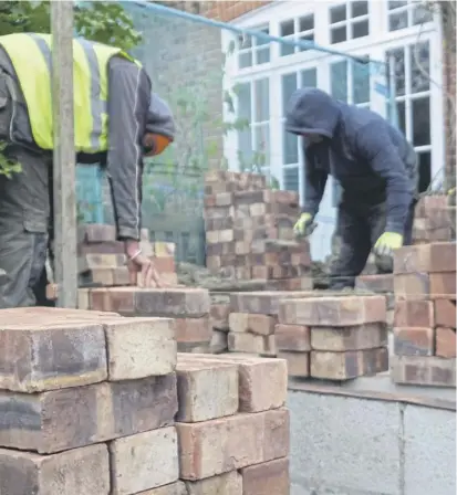  ?? ?? Many complaints involve builders working on numerous jobs at the same time. So make it clear how many days (and hours) a week are expected in the contract