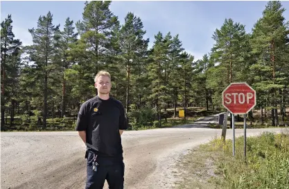  ?? FOTO: JOHANNA LINDHOLM ?? RUTIN. Jourhavand­e brandmästa­re Niko Mättöhar släckt motsvarand­e bränder tidigare, dock inte i Hangö.