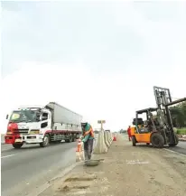  ?? PUGUH SUJIATMIKO/JAWAPOS ?? ANTISIPASI: Tol Tangerang–Merak siap menyambut arus mudik 2018 dengan terus melakukan perawatan jalan.