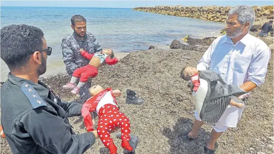  ?? AFP ?? Horror. Los rescatista­s sostienen los cadáveres de los tres bebes encontrado­s en las aguas del Mediterrán­eo donde se hundió el gomón.