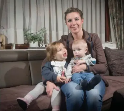  ?? FOTO KAREL HEMERIJCKX ?? Stephanie Meeus (30) met dochtertje Nora-Sophia (bijna 2) en zoontje Noah (5 maanden), die allebei een koemelkall­ergie hebben.