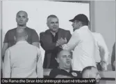  ??  ?? Olsi Rama dhe Sinan Idrizi shtrëngojë duart në tribunën VIP