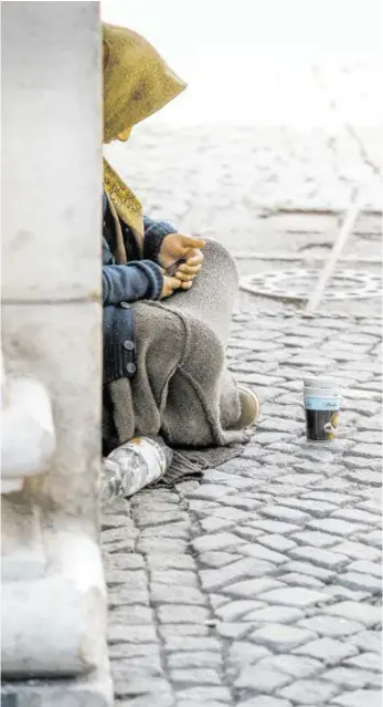  ?? BILD: SN/ROBERT RATZER ?? Betteln ist derzeit nur an einigen Plätzen in der Innenstadt erlaubt. Der Verfassung­sgerichtsh­of könnte das bald ändern.