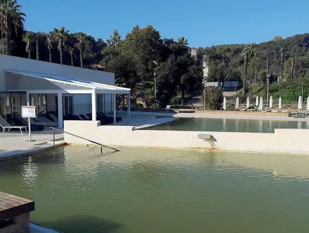  ??  ?? Piccola meraviglia­Qui accanto e nella foto in basso due scorci del Parco del Benessere che è stato approntato all’interno delle Terme Piscine aperte e indoor